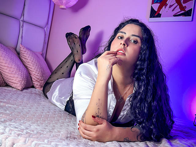 AleeneSaenz - Live porn &amp; sex cam - 22327717