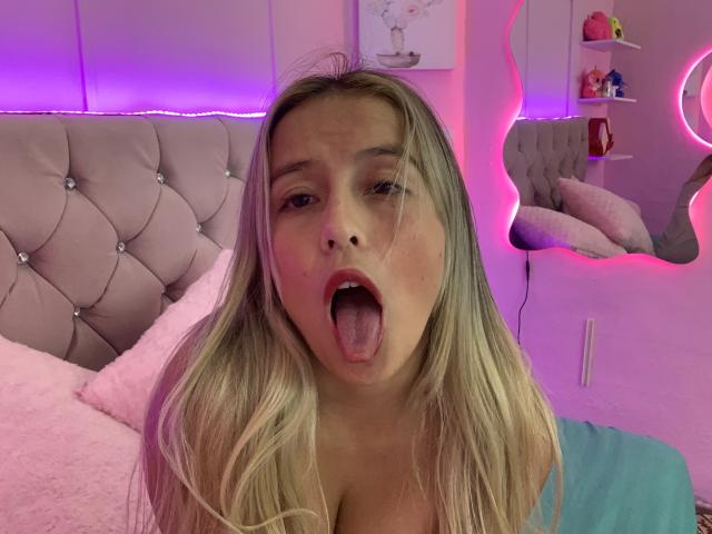 SaritaCaramel - Live porn &amp; sex cam - 22360817