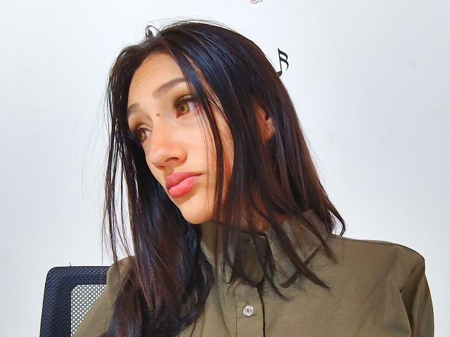 KiriamGomez - Live porn &amp; sex cam - 22473437