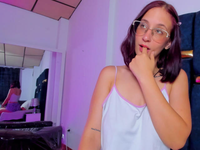 LauraCutee - Live porn &amp; sex cam - 22513077