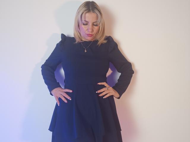 GiuliaAddams - Live Sex Cam - 22540653