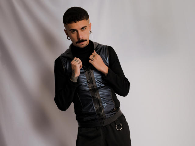 AaronBigDickX - Live porn &amp; sex cam - 22661201