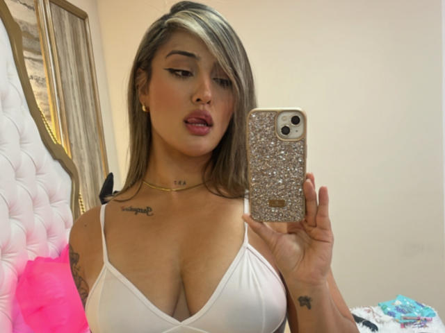 MaeCollins - Élő pornó és szexkamera - 22661373