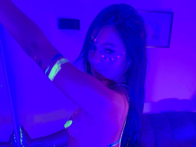 AlessiaFerry - Live porn &amp; sex cam - 22676553