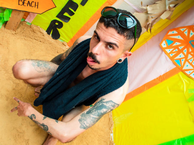 AaronBigDickX - Live porn &amp; sex cam - 22677137