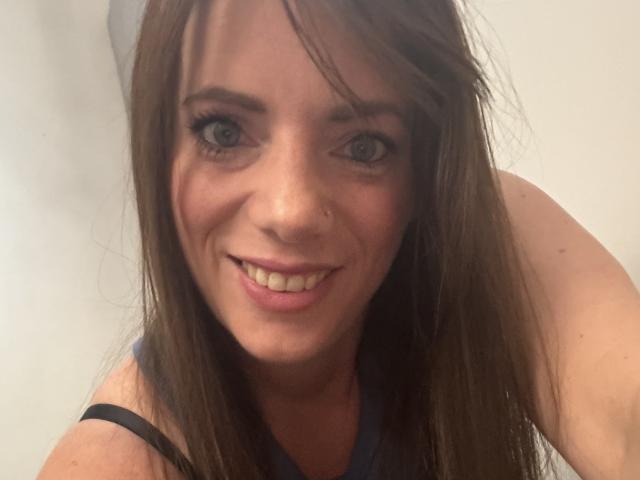 SerenaFr tiene el pelo largo y castaño, ojos azules y una sonrisa linda con labios rosados. Lleva un top negro con tirantes que deja ver sus pequeños pechos. Tiene el cartílago de la nariz perforado..