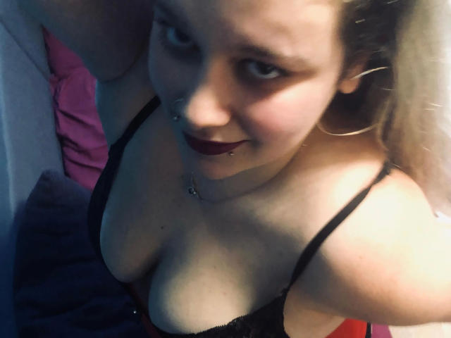 SweetGirl1998-hot - Live porn &amp; sex cam - 22772365
