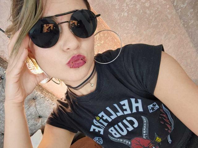 CassieJones - Live Sex Cam - 22779577