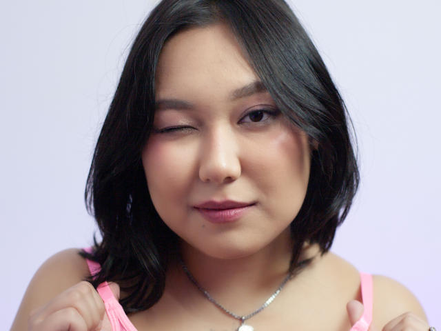 YukiLewd heeft een medium bruine huid, knippert met haar rechteroog en heeft zwart haar dat tot op haar schouders komt. Ze draagt roze bandjes en een zilveren ketting, waardoor haar kleine borsten zichtbaar zijn..