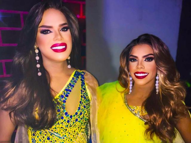 MinaYCelesteMistress with big tits, wearing a yellow dress with blue gems, and MinaYCelesteMistress with medium tits, wearing a yellow dress with pearls, smiling brightly.