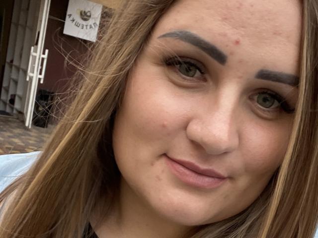 HoneydewWaves tiene una cara linda con cabello castaño claro, ojos verdes, cejas gruesas y algunas manchas de acné. Sus labios son ligeramente prominentes y lleva delineador de ojos negro..