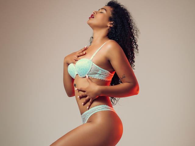 AlaiaSachs - Live porn &amp; sex cam - 23107445