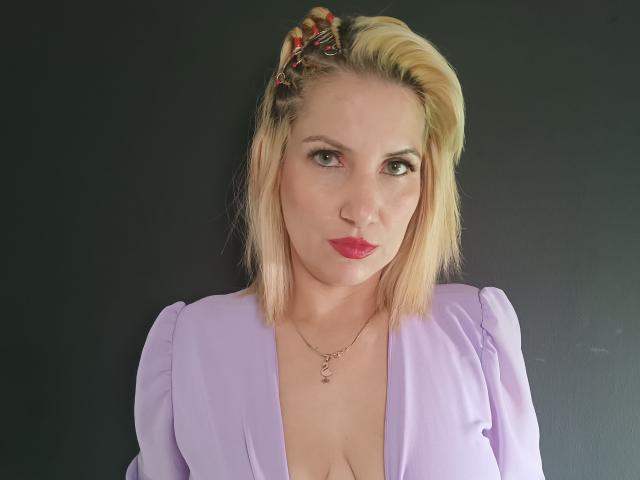 GiuliaAddams - Live sex cam - 23108497