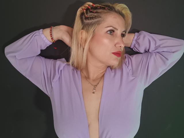 GiuliaAddams - פורנו בשידור חי ומצלמת סקס - 23108549