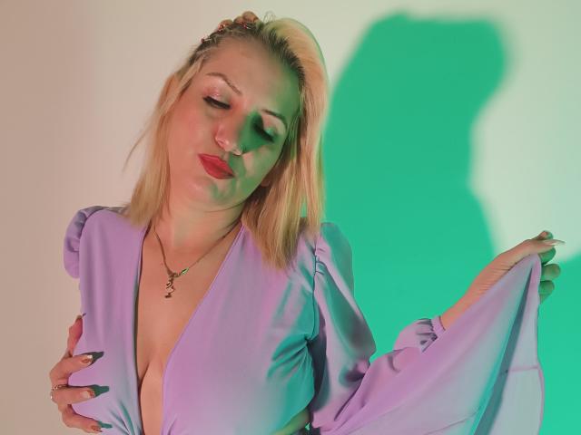 GiuliaAddams - Live sex cam - 23108613