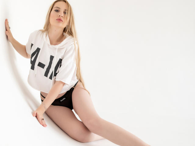 ElzaKomx - Live porn &amp; sex cam - 23210521