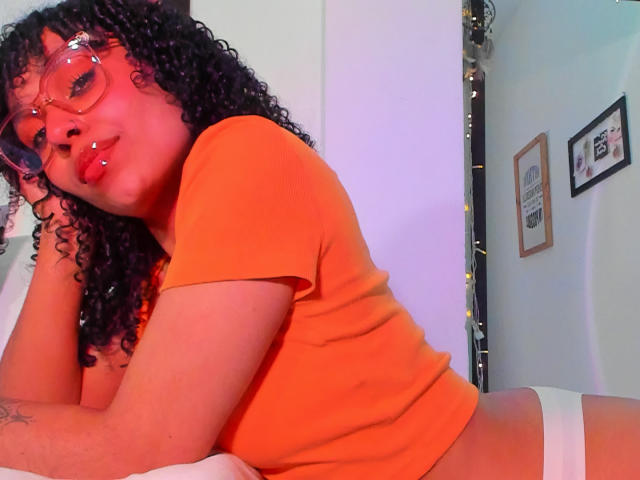 NickiBloom - Élő pornó és szexkamera - 23275665