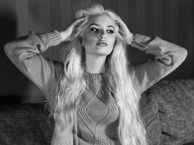 ElzaKomx - Live porn &amp; sex cam - 23326493