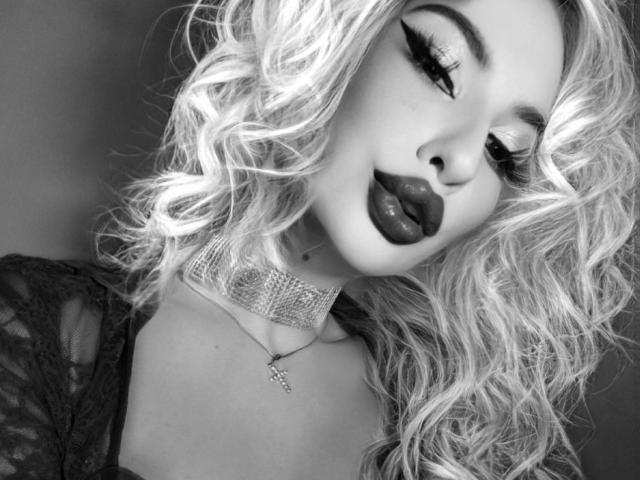 ElzaKomx - Live sex cam - 23383897