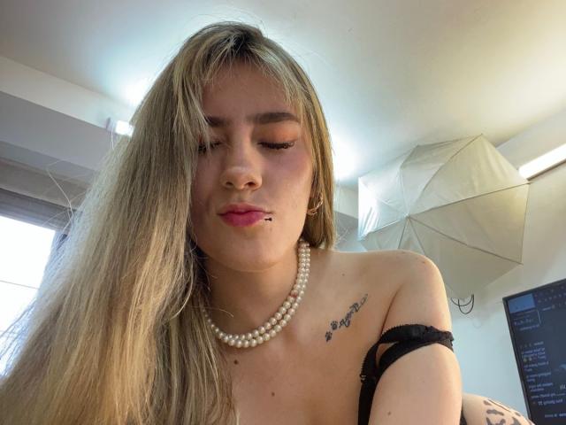 LivelyVanderWood - Live sex cam - 23409137