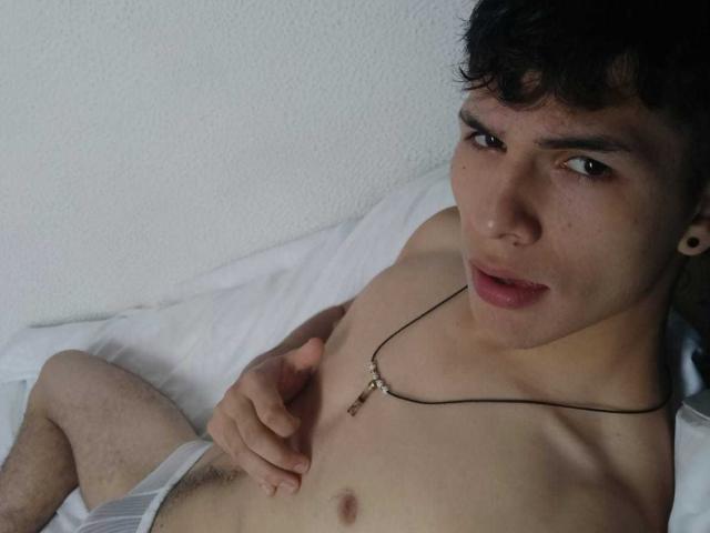 MollyDevBrokee - Live porn &amp; sex cam - 23442261