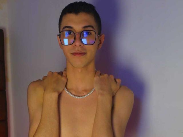 ThomasTwink69 - Live sex cam - 23447113