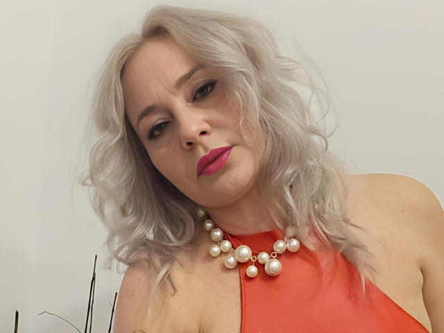 EmilyLowe69 - Live sex cam - 23652061