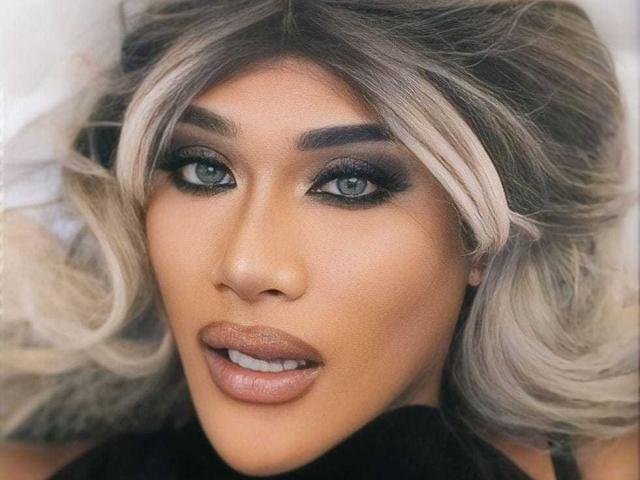 UrTsMidnightFantasy ha i capelli biondi e ondulati, un trucco occhi smokey e labbra piene e lucide. Fissa direttamente con gli occhi verdi, e la sua pelle abbronzata è impeccabile. Le sue natiche non sono visibili..