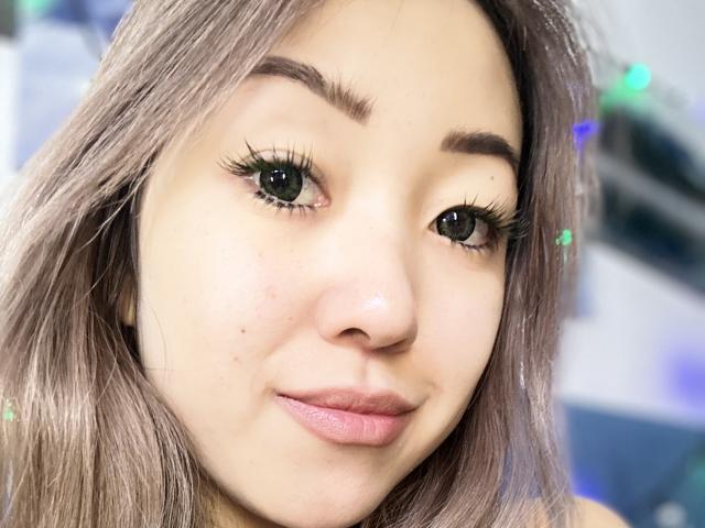 RenyLime tiene ojos verdes, pestañas largas y cabello castaño claro con reflejos sutiles. Sus labios rosados están ligeramente curvados en una suave sonrisa. Tiene una pequeña marca de nacimiento..