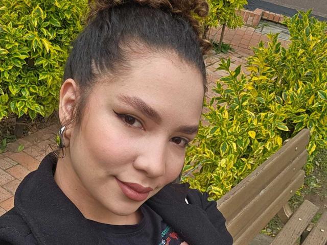 KendallPiierce69 - Live Sex Cam - 23846569