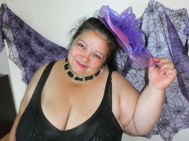 FloryMarlow - Live cam hard with this Mature with huge knockers 