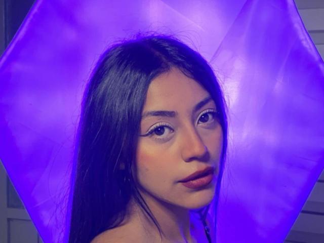 Xewaa ha lunghi capelli neri, occhi azzurri e labbra piene di colore rosa. Indossa una luce esagonale viola dietro di sé. Il suo trucco include un eyeliner ad ali di gabbiano..