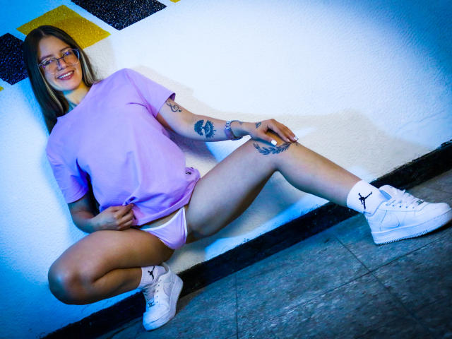 AliceHoe - Live porn &amp; sex cam - 23922957