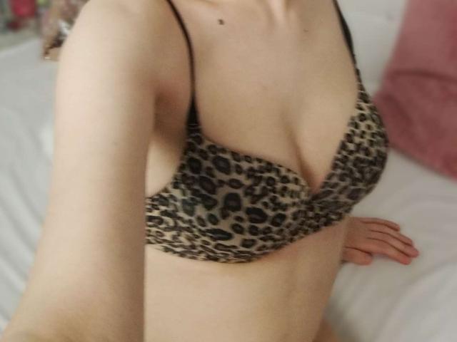 JuliaHuntis - Live sex cam - 23992273