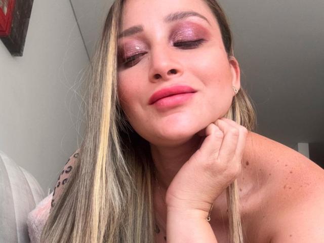 ArianaLu - Live porn &amp; sex cam - 24018465