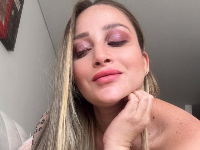 ArianaLu - ライブポルノ&amp;セックスカム - 24018473