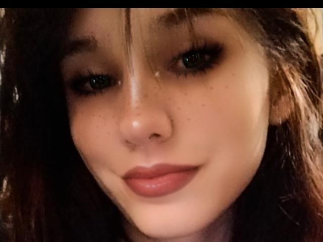 A ShellyLili tem um rosto adorável, com cabelos cacheados escuros, olhos verdes e lábios rosados. Seu nariz é pequeno e ela tem sardas. Seus seios não são visíveis na imagem..