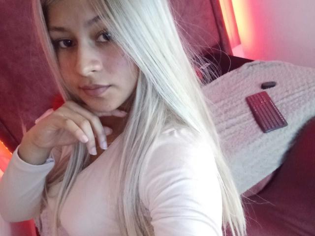 SofiaPassione - פורנו בשידור חי ומצלמת סקס - 24221121