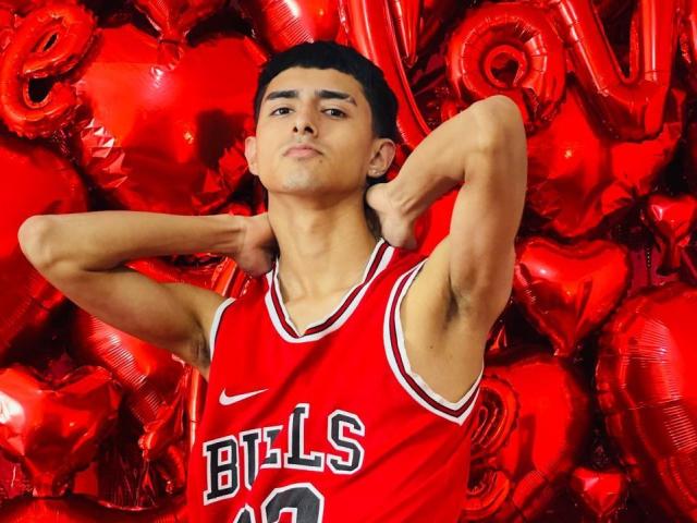 NathanMaxime, camiseta de baloncesto roja, brazos musculosos, manos detrás de la cabeza, expresión confiada, cabello negro corto, globos en forma de corazón rojos, textura brillante, de pie, en el centro, concentrado, deportes, lindo, latino..