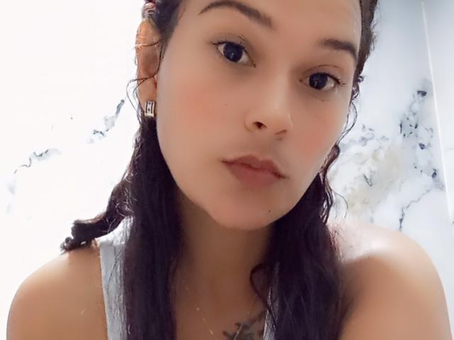 TefhaStar ha la pelle chiara, gli occhi marroni e i capelli castano scuro, umidi e raccolti in due trecce. Indossa una canotta grigia e ha un tatuaggio discreto visibile sul petto..