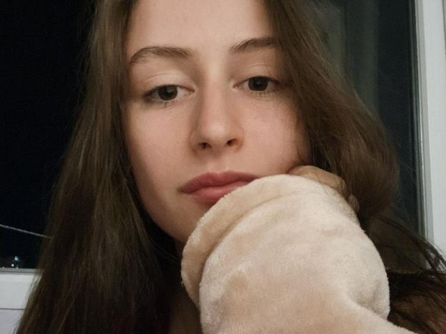 Stylized illustration of five bold, overlapping letter "E" shapes in a gradient of red to orange. Simple, geometric design with flat colors and sharp edges. Grindia not present.