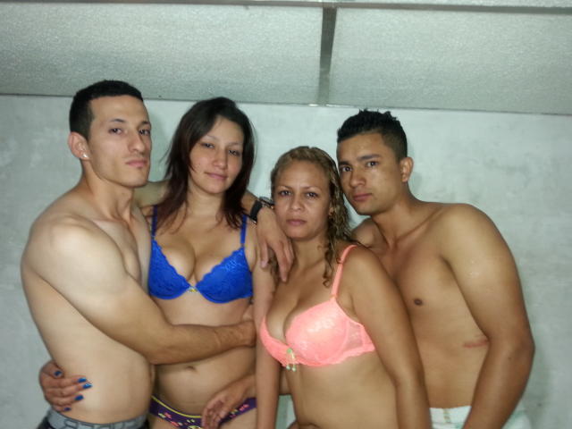 LatinAwesomeCouple - Live cam sex avec ce Groupe de 4 sur le site Xlovecam 