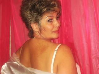 PoshLady - Live chat nude with this MILF with average hooters 