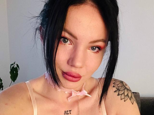DeliciousChrissy heeft zwart haar, rode eyeliner en roze lippenstift. Ze draagt een roze choker met een strik en heeft een tatoeage op haar rechter schouder. Haar borsten zijn klein..