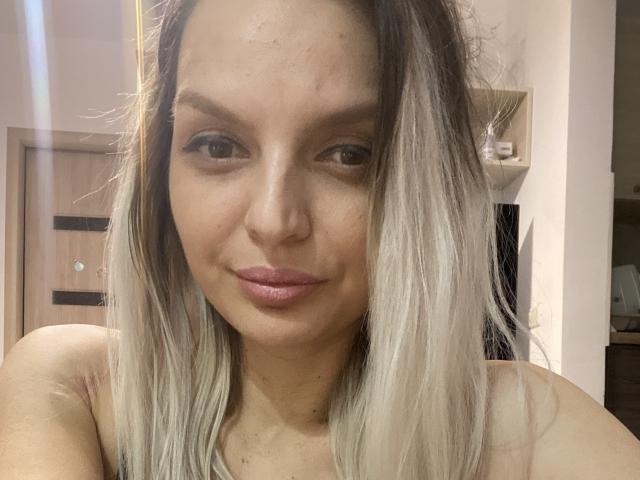 DouceAmelia - Live Sex Cam - 24384513