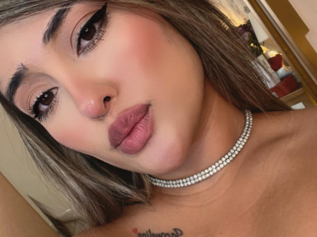 MaeCollins - Live Sex Cam - 24387845