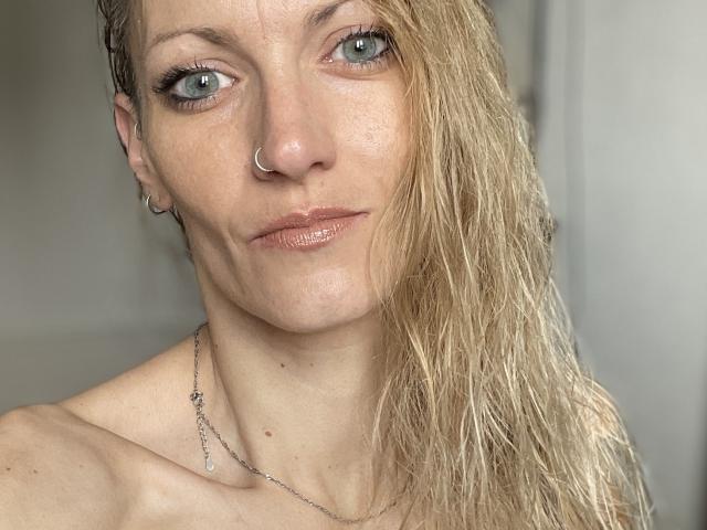 DaneeSoHot - Live Sex Cam - 24539961