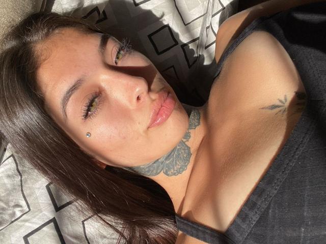 KatieSantana - פורנו בשידור חי ומצלמת סקס - 24582885