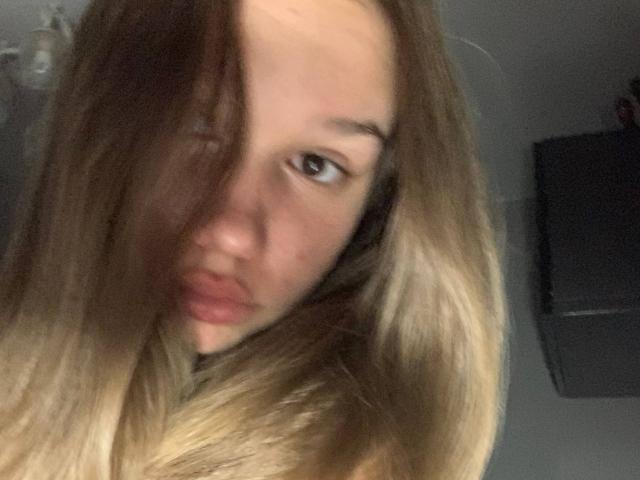 MisaQueen ha i capelli castano chiaro, con un effetto "ombré" che ne copre un occhio, e un'espressione leggermente corrugata e seria. I suoi occhi marroni sono visibili. Le sue natiche non sono visibili..
