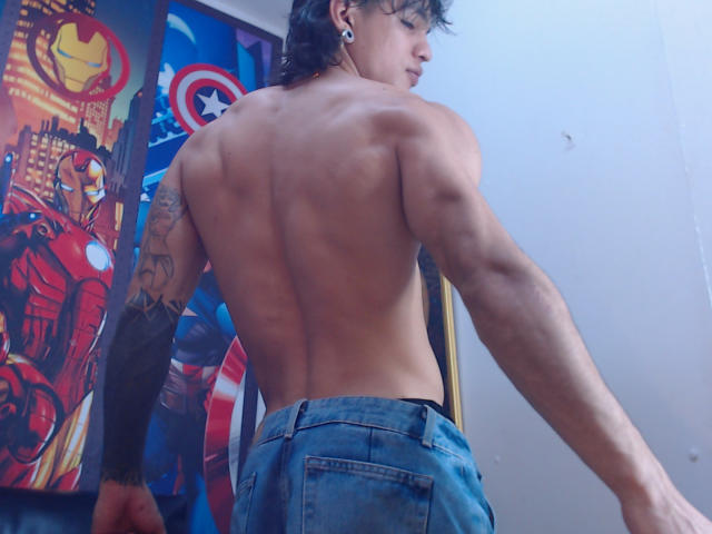 AlexBernal - сексуальная веб-камера в реальном времени - 24663933
